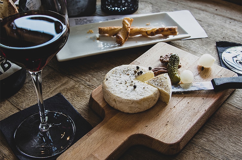 Käse und ein Glas Rotwein